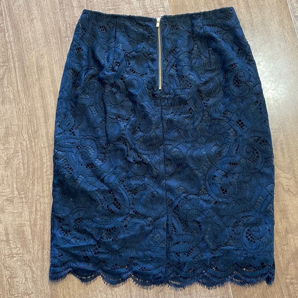 Lilly Pulitzer | Black Lace Skirt Gold Exposed Zipper - Picture 2 of 4